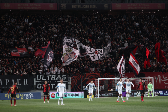 FC Seoul fans cheer for their team during a K League match against the Suwon Samsung Bluewings at Seoul World Cup Stadium in western Seoul on Nov. 25. [YONHAP] 