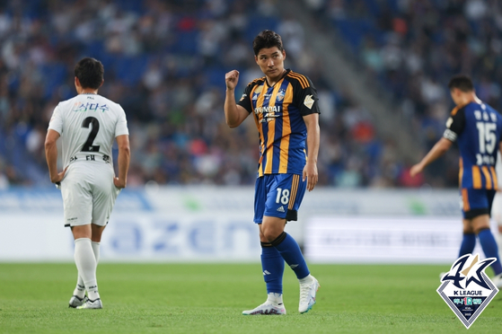 K League top scorer Joo Min-kyu of Ulsan Hyundai, center, celebrates after scoring a goal during a K League game against Jeju United at Ulsan Munsu Football Stadium in Ulsan on June 10. [K LEAGUE]