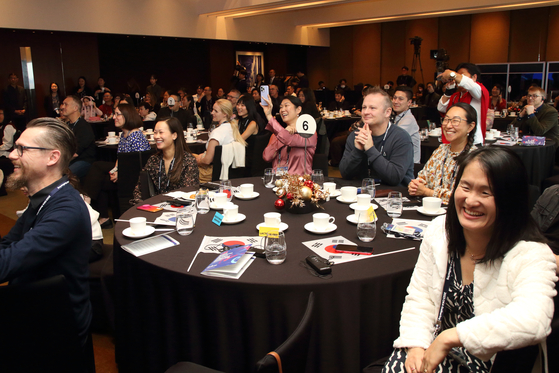 Participants engage with the speaker at the 2023 Overseas Korean Adoptees Gathering organized by the Overseas Korean Agency, a Korean government body established earlier this year to handle overseas Korean affairs, at the Grand Hyatt Seoul on Monday. Since the 1950-53 Korean War, some 200,000 Koreans born in the country have been adopted internationally. Government and nongovernmental organizations periodically run cultural exchange trips for some adoptees and their families. [YONHAP]