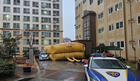  An inflatable jump bag is set up in front of an apartment building in Sacheon, South Gyeongsang, on Monday after a man started engaging in a standoff while holding his ex-girlfriend hostage at knifepoint. [NEWS1]