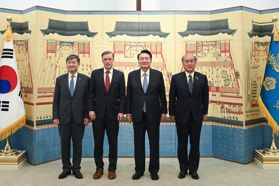 President Yoon Suk Yeol, second from right, takes a commemorative photo with the national security advisers of South Korea, U.S. and Japan ahead of a dinner banquet at the presidential residence in Hannam-dong, central Seoul, Friday. From left, South Korean National Security Adviser Cho Tae-yong, National Security Adviser Jake Sullivan, Yoon and Japanese National Security Secretariat Secretary General Takeo Akiba. [PRESIDENTIAL OFFICE]