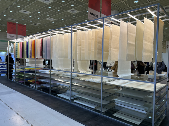 Hanji, or traditional Korean mulberry paper, is on display at Craft Trend Fair 2023, which kicked off Thursday and continues until Sunday at Coex in Gangnam District, southern Seoul. [SHIN MIN-HEE]