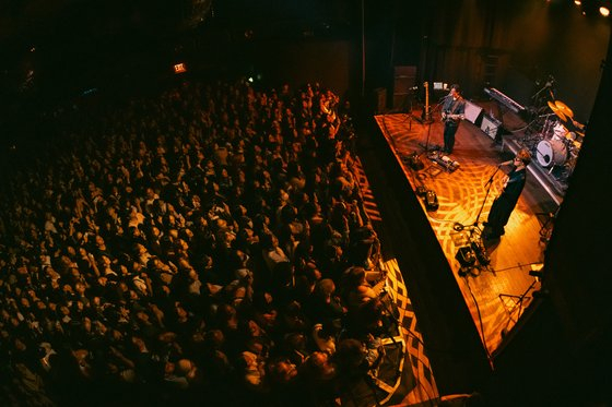 Wave to Earth performs during its solo concert at the UC Theater in Berkeley, California, on Aug. 18. [ROGER TAM]