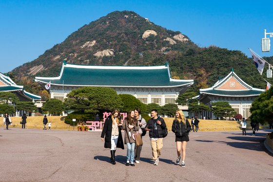Foreigners visit the Blue House. [BAEK JONG HYUN]