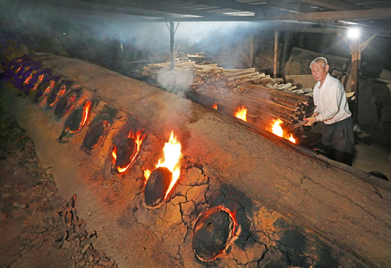 Master potter Kim Il-man, is an onggijang, which refers to an artisan with the skill of making earthenware. Onggijang is listed in Korea's Intangible Cultural Heritage. [PARK SANG-MOON] 