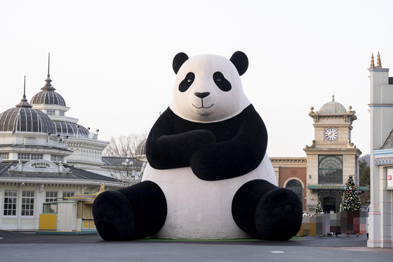 A 12-meter (39 feet) panda, "Giant Bao," stands in front of Everland's main entrance on Thursday in Yongin, Gyeonggi, greeting visitors with its warm and tranquil smile. The theme park said it installed "Giant Bao" on Dec. 7, which became a must-see for visitors. The inflatable velvet panda balloon was brought in as part of Everland's winter festival, "Bao Family in Wintertopia."[EVERLAND]
