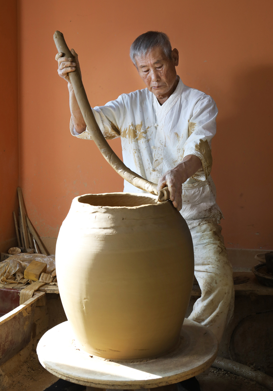Kim shapes onggi by using a spinning wheel. [PARK SANG-MOON]