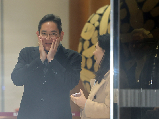 Samsung Electronics Executive Chairman Lee Jae-yong arrives in Korea from the Netherlands at Seoul Gimpo Business Aviation Center in western Seoul on Friday. [YONHAP]