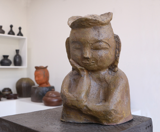 A work of Jeong Young-rak, a daughter-in-law of Kim. Jeong studied onggi-making skills under Kim. [PARK SANG-MOON]