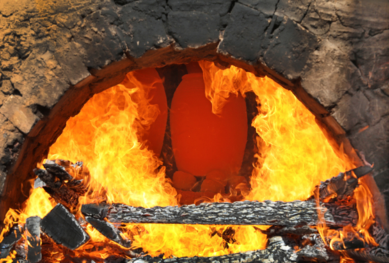 Rows of huge onggi are fired inside a kiln. [PARK SANG-MOON]