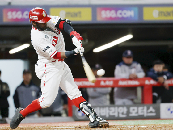 Guillermo Heredia is at bat for the SSG Landers in October. [YONHAP]