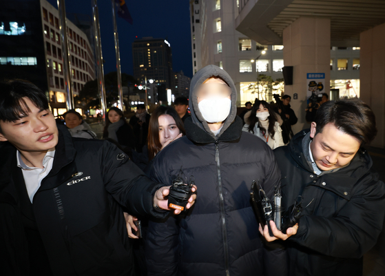 A man in his 20s, who most recently vandalized the wall of the Gyeongbok Palace, returns home after being investigated by the police. The man turned himself in early in the afternoon. [YONHAP] 