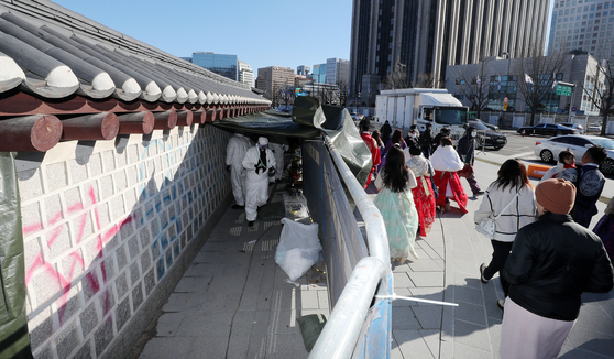 Temporary fences have been installed around the walls of the entrance to the National Palace Museum of Korea on Saturday so that preservation specialists can do the restoration work on the vandalized walls. [NEWS1] 