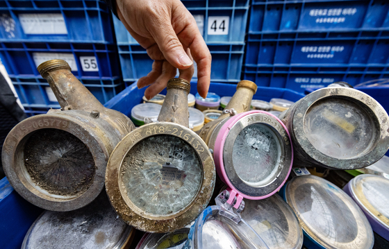 Water gauges in Seoul froze and burst due to the cold weather on Monday. The frozen water gauges are seen collected at a waterworks office in downtown Seoul. [NEWS1] 