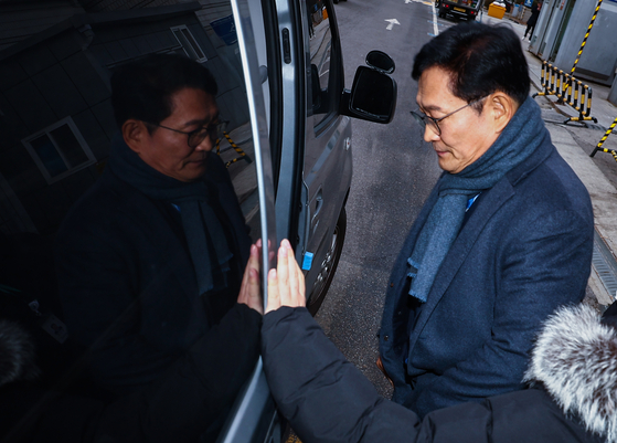 Former Democratic Party chief Song Young-gil boards a vehicle headed to Seoul Detention Center at Seoul Central District Court in Seocho-dong, Seoul, on Monday. The court is reviewing an arrest warrant for Song, whose campaign is suspected of bribing DP lawmakers and party members during his ultimately successful bid for party leadership in 2021. [YONHAP]