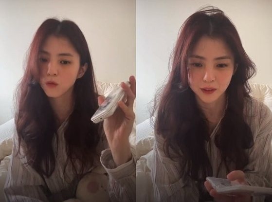 Han So-hee seen using Samsung Electronics' Galaxy Folder 2 which suspended sales in 2021. [HAN SO-HEE INSTAGRAM]