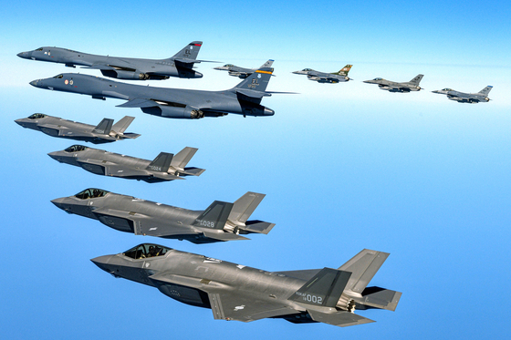 Two U.S. B-1B strategic bombers are escorted by South Korean F-35A and American F-16 fighter jets in a joint aerial exercise over the Korean Peninsula on March 19. [DEFENSE MINISTRY]