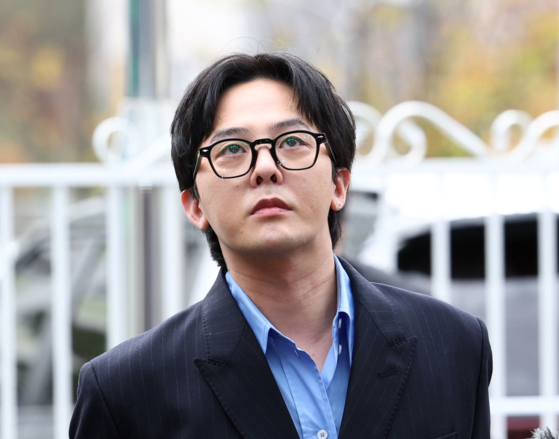 Singer G-Dragon at the Incheon Nonhyun Police Station on Nov. 6 [YONHAP]