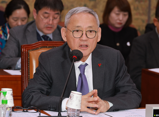 Yu In-chon, minister of culture, sports and tourism, speaks during a meeting at the National Assembly in western Seoul on Dec. 19. [YONHAP]