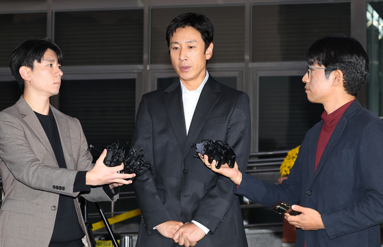 Actor Lee Sun-kyun walks out of the police precinct in Incheon an hour after he was being questioned on drug abuse on Saturday. [YONHAP]