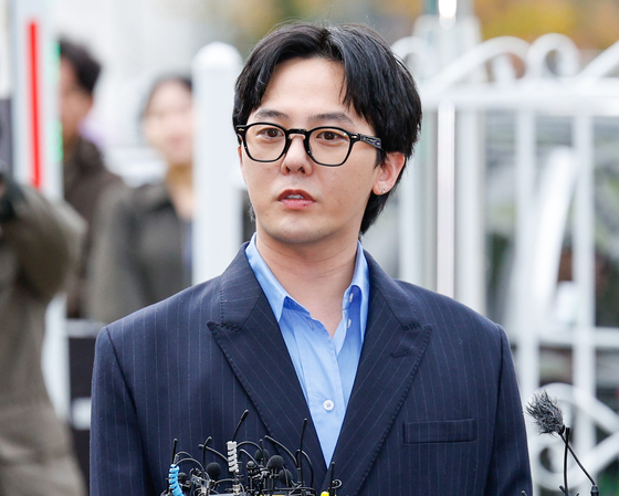 Singer G-Dragon answers questions from reporters before entering the Incheon Nonhyun police station for questioning on Nov. 6. [NEWS1]