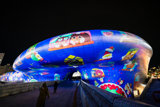 The Dongdaemun Design Plaza (DDP) began its famed media facade show “Seoul Light DDP 2023 Winter” on Thursday evening. [SEOUL DESIGN FOUNDATION]