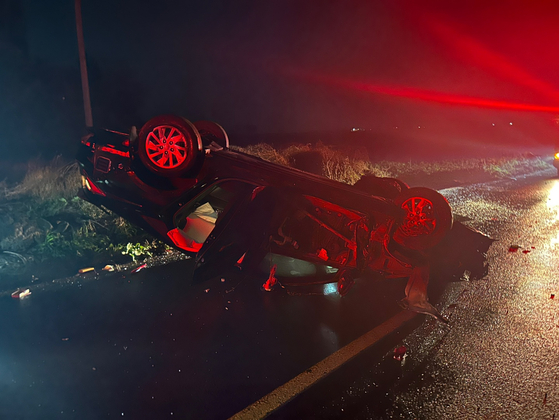 The vehicle that turned over on a snow road in Jeju on Christmas Eve. [JEJU SEOBU FIRE STATION]