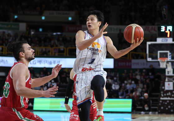 Busan KCC Egis's Heo Ung, right, in action during a KBL game against the Changwon LG Sakers at Changwon Gymnasium in Changwon, South Gyeongsang on Sunday. [YONHAP]