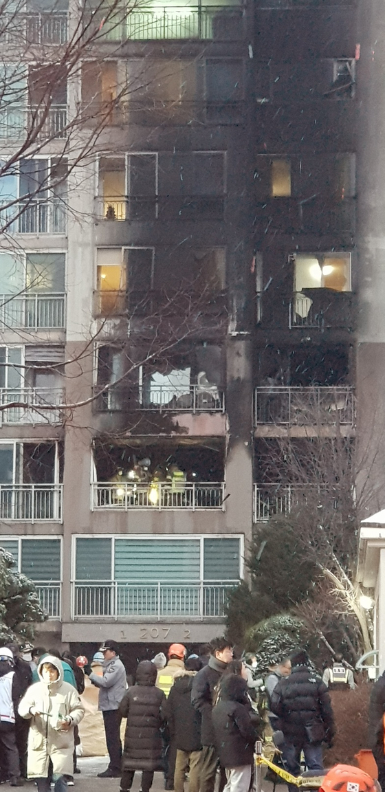 A fire at a 27-story apartment in Banghak-dong, Dobong District, in Seoul on Monday. [YONHAP]