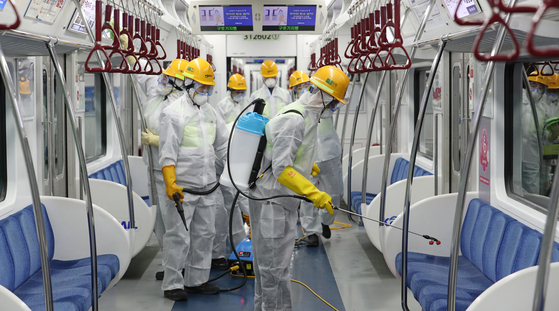 Workers from the state-run train operator Korail disinfect subway trains in Guro District, western Seoul, on Nov. 14 amid an alarming rise of suspected bedbug cases in the country. [JOINT PRESS CORPS] 