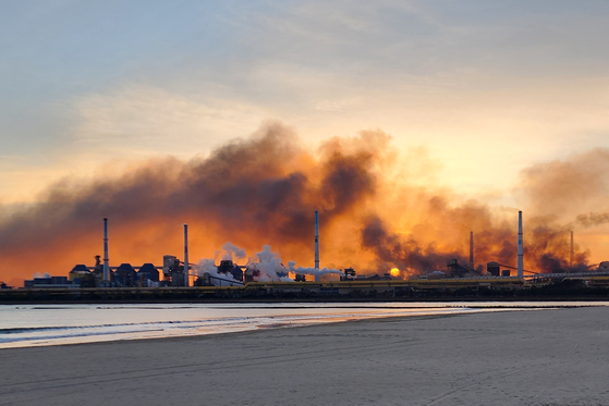 Fire trucks extinguish a fire at Posco's plant in Pohang, North Gyeongsang.[YONHAP] 
