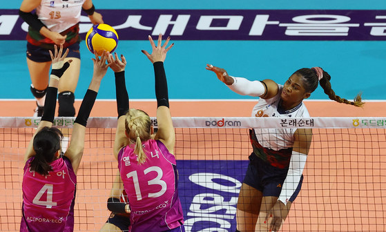 Suwon Hyundai Engineering & Construction Hillstate's Laetitia Moma Bassoko, right, attacks during a V League game against the Heungkuk Life Insurance Pink Spiders at Incheon Samsan World Gymnasium in Incheon on Wednesday. [YONHAP] 