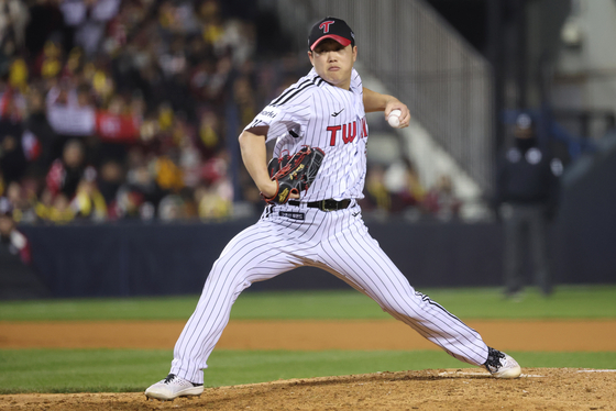 LG Twins' Ham Deok-ju pitches during Game 5 of the Korean series at Jamsil Baseball Stadium in southern Seoul on Nov. 11. [YONHAP] 