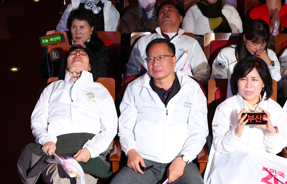 Residents of Busan express their disappointment after the port city’s defeat by Saudi Arabia’s Riyadh in a secret ballot in Paris on Nov. 28, dashing Korea’s hope to host the World Expo in 2030. People gathered in Busan Citizen’s Hall in Dong District to watch the voting process of the Bureau International des Expositions (BIE) general assembly in France. [YONHAP]