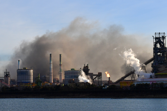Black smoke forms around Posco's Pohang Steelworks in Pohang, North Gyeongsang, on Saturday morning after cables at the facility caught fire. [YONHAP]