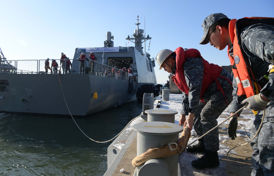 Sailors tie the mooring rope of the new Cheonan frigate after the warship's arrival at the port of the 2nd fleet on Saturday. [REPUBLIC OF KOREA NAVY, NEWS1]