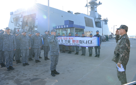 Han Kyu-cheol, captain of the frigate and sailors make declarations about their deployment to Kim Kyung-cheol, commodore of the 2nd Fleet on Saturday. [YONHAP]