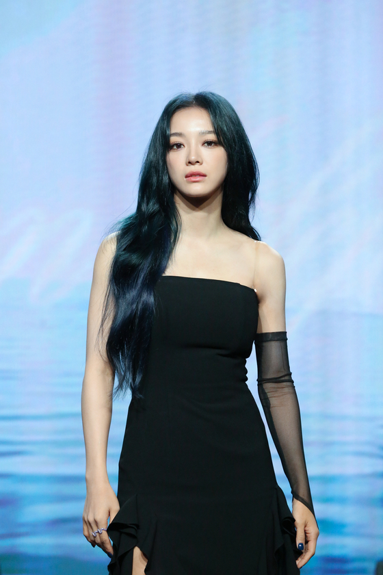 Singer-songwriter and actor Kim Se-jeong poses for the camera during a press showcase for her upcoming first full-length solo album ″The Door″ held at the Ilchi Art hall in Gangnam District, southern Seoul on Monday [JELLYFISH ENTERTAINMENT]