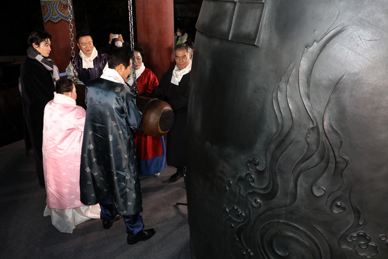 Representatives of the city, including FC Midtjyllandand and Korean national team striker Cho Gue-sung, far left, and Seoul Mayor Oh Se-hoon, front right, ring the bell at midnight on New Year's Eve to herald the start of the new year on Jan. 1, 2023. [JOINT PRESS CORPS]