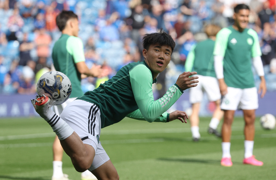Celtic's Yang Hyun-jun warms up before a match against Rangers in Glasgow in September. [REUTERS/YONHAP] 