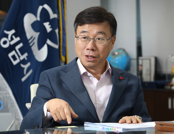 Seongnam Mayor Shin Sang-jin speaks in an interview with the Korea JoongAng Daily on Dec. 19 in Seongnam, Gyeonggi. [PARK SANG-MOON] 