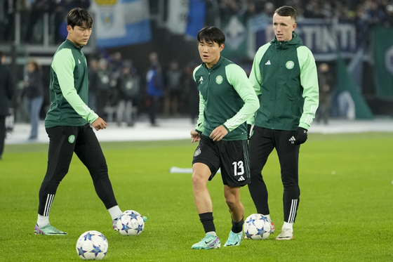 Celtic's Oh Hyeon-gu, left, and Yang Hyun-jun warm up before a Champions League match between Lazio and Celtic in Rome in November. [AP/YONHAP]