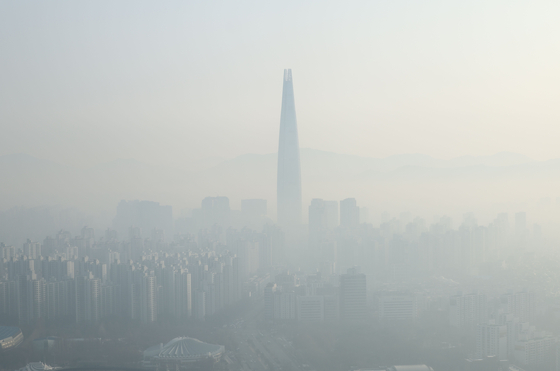 Fine dust blanket Songpa and Gangnam District in southern Seoul on Thursday morning. Fine dust level in the capital remained within the "bad" level in the morning. [YONHAP]