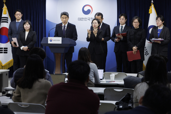Education Minister Lee Ju-ho speaks at a press briefing held to announce the finalized college admission plans at Seoul Government Complex in Jongno District, central Seoul, on Wednesday. [YONHAP] 