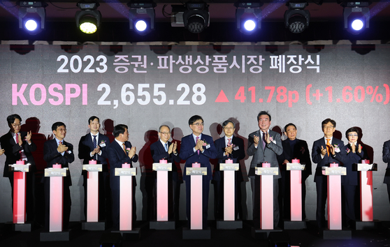 Korea Exchange Chairman Sohn Byeong-doo and other participants announce the closure of stock and derivative markets for 2023 at a closing ceremony held at Busan International Finance Center on Thursday. The Kospi rose 1.6 percent to close at 2,655.28, a near five-month high since August, on the last day of trading for 2023. [YONHAP]