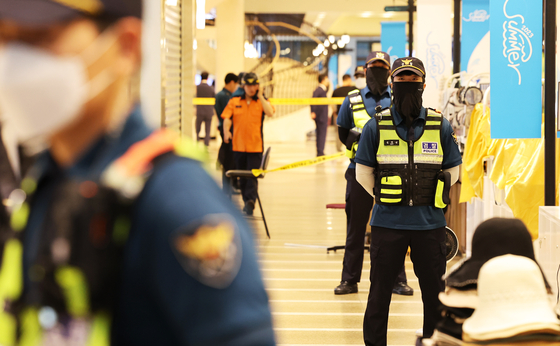 Police officers dispatched to AK Plaza shopping mall in Bundang District, Seongnam, Gyeonggi, on Aug. 3, where the random knifing attack claimed the life of one woman and injured at least a dozen people. One of the injured victim was hospitalized and succumbed to her injuries later in August. [YONHAP]