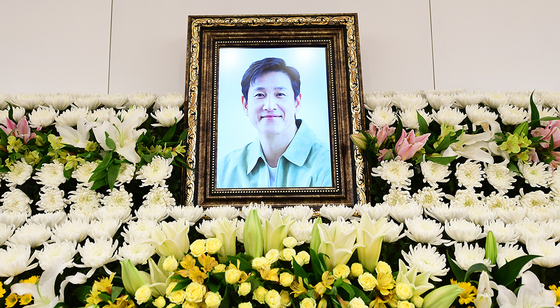 Actor Lee Sun-kyun's funeral altar is set up at the Seoul National University Hospital's funeral home in Jongno District, central Seoul, on Wednesday. [NEWS1]