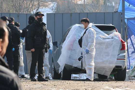 Police forensics team investigates the vehicle in which actor Lee Sun-kyun was found dead at Waryong Park in Jongno District, central Seoul, on Wednesday. [YONHAP]