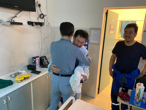 Two Korean workers of Daewoo E&C, center and right, were released on Friday, 17 days after they were kidnapped by an armed group in Nigeria. The photo was provided by Daewoo E&C. [YONHAP] 