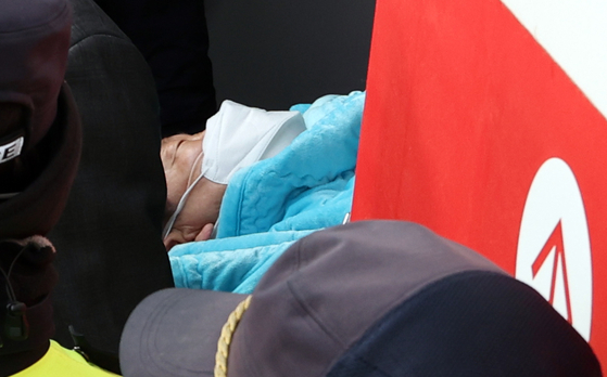 Democratic Party leader Lee Jae-myung is taken to Seoul National University Hosptial on Tuesday after being transferred from Busan, where he was attacked. [NEWS1]